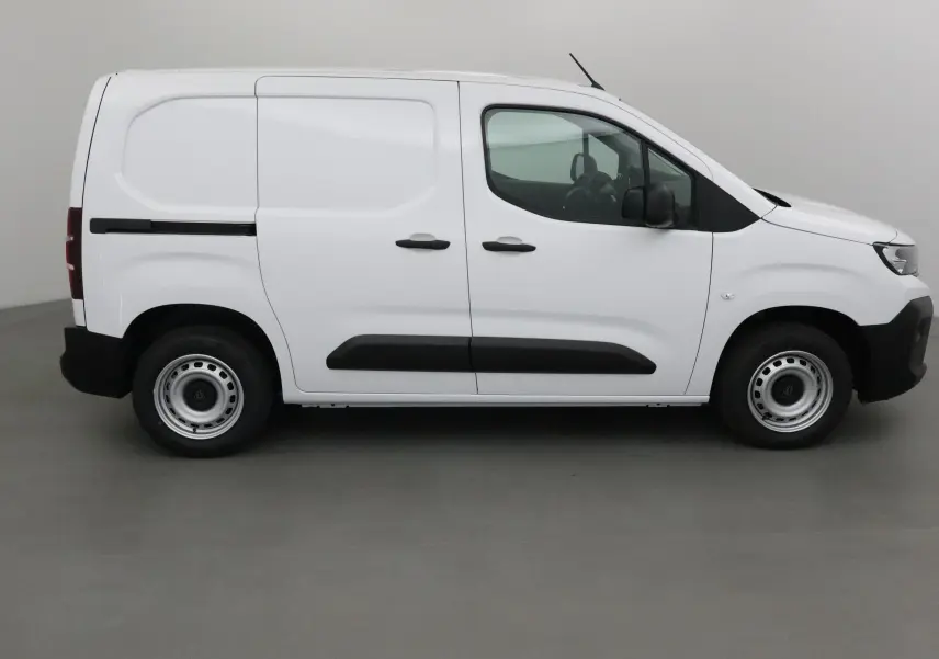 Profil côté gauche d'un utilitaire Peugeot Partner blanc avec portes latérales coulissantes et jantes acier simples.