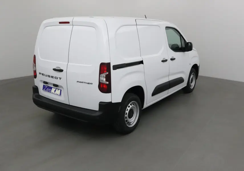 Vue 3/4 arrière droite d'un utilitaire blanc Peugeot Partner avec portes arrière battantes et jantes acier.