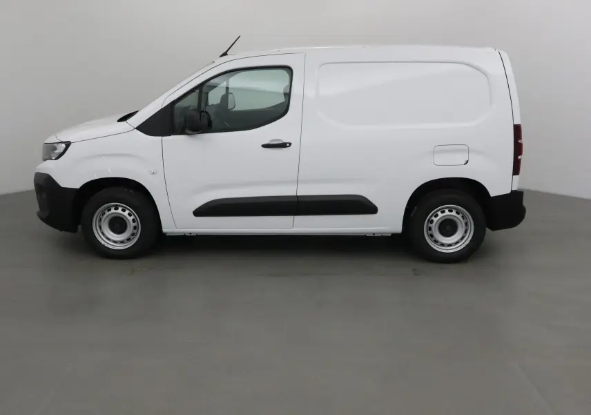 Profil côté gauche d'un utilitaire blanc Peugeot Partner M 1.5 BlueHDi avec portes latérales et protections noires.
