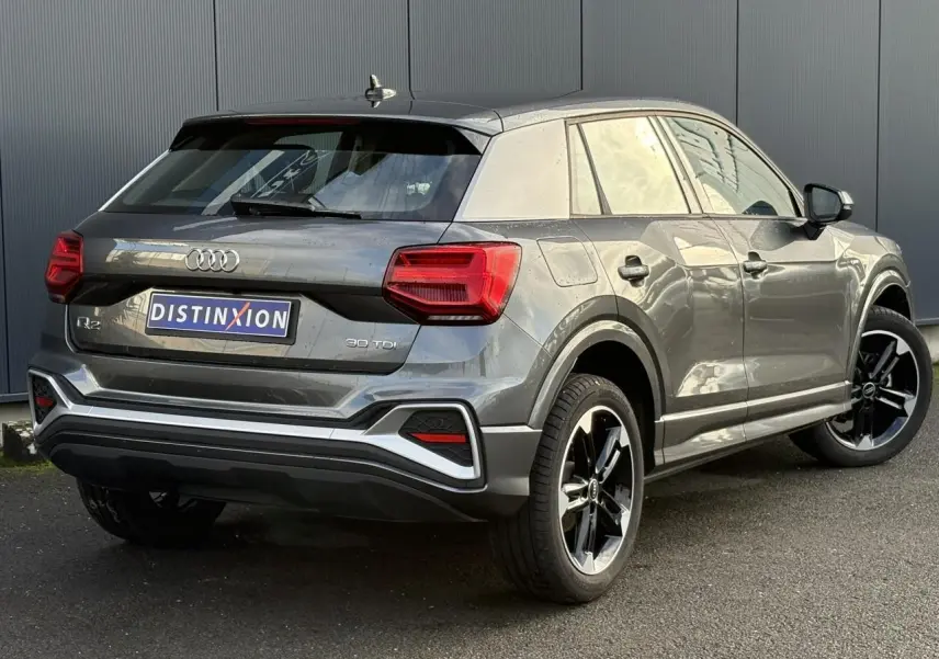 Audi Q2 30 TDI S-Line gris Daytona vue 3/4 arrière droit, avec jantes Audi Sport 5 branches finition titane mat.