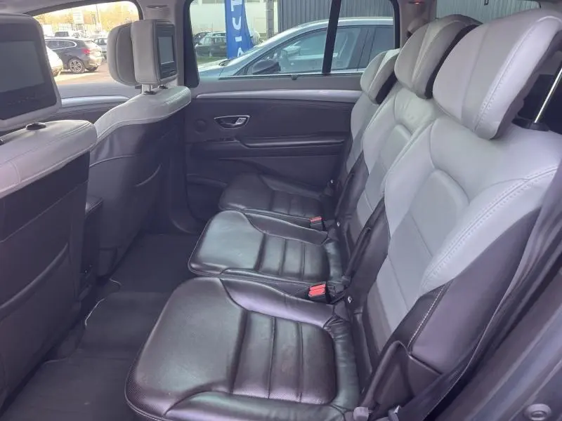 Vue intérieure côté droit sur les trois sièges individuels en cuir noir et gris du Renault Espace Initiale Paris 2018.