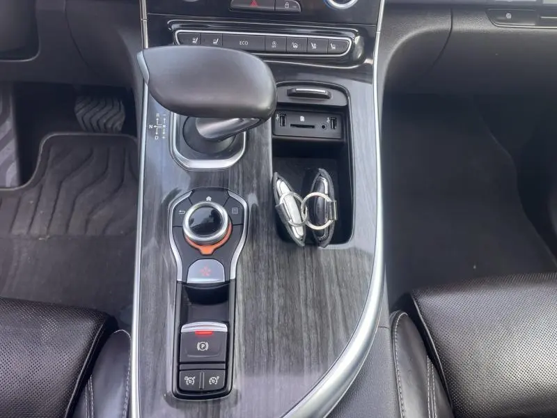 Vue plongeante sur la console centrale en finition bois gris avec levier de boîte auto et clés Renault Espace 2018.