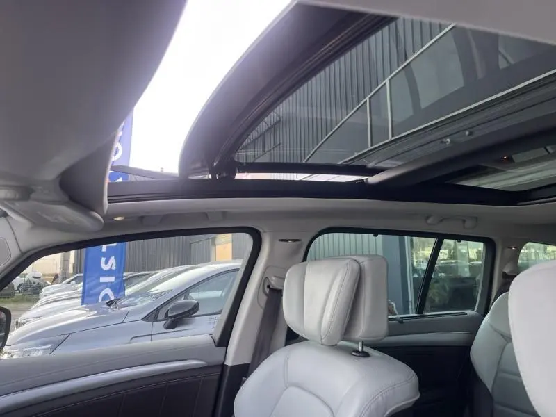 Vue intérieure du toit ouvrant panoramique et sièges cuir gris clair du Renault Espace Gris Cassiopée 2018.