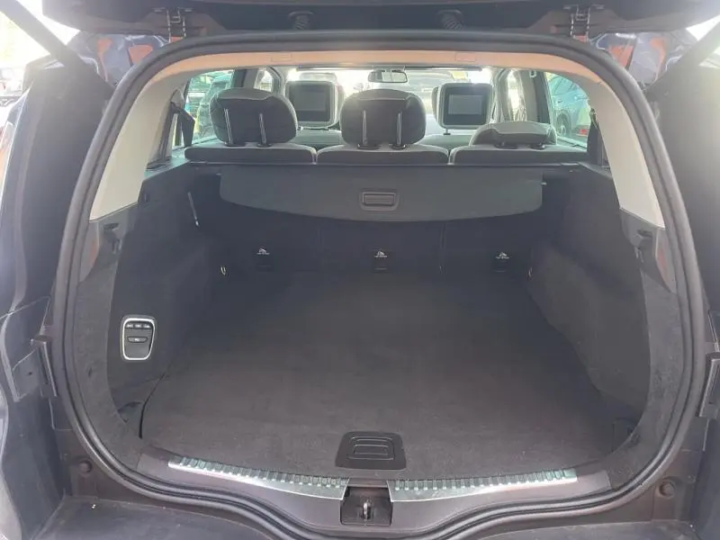 Vue arrière du coffre spacieux du Renault Espace gris Cassiopée, avec sièges arrière individuels et tablette cache-bagages.