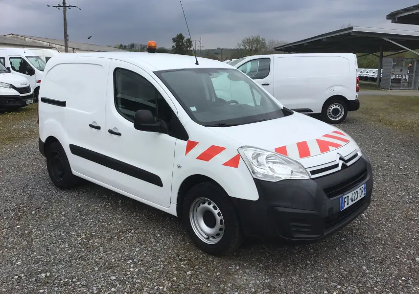 Vue 3/4 avant d’un Citroën Berlingo blanc avec bandes rouges diagonales sur le capot et gyrophare orange sur le toit.