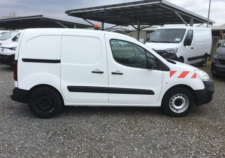 Vue de profil droit d'un Citroën Berlingo blanc 2019 avec bandes rouges sur l'aile avant et gyrophare orange sur le toit.