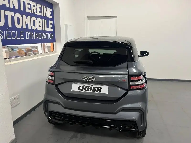 Vue arrière d'une Ligier JS50 Sport Elite E5+ gris 2025 avec toit noir et feux arrière horizontaux distinctifs.