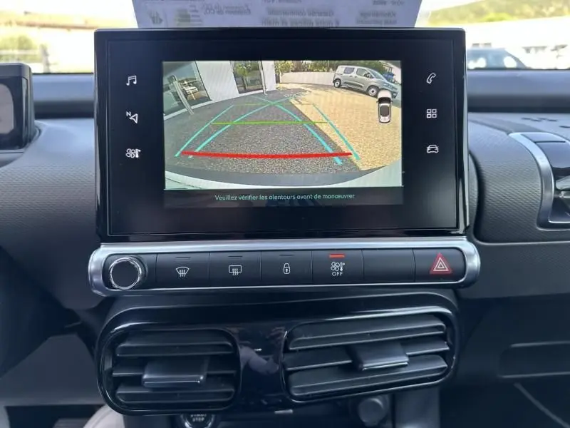 Écran tactile intérieur du Citroën C4 Cactus blanc 2018 montrant la caméra de recul avec lignes de guidage colorées.