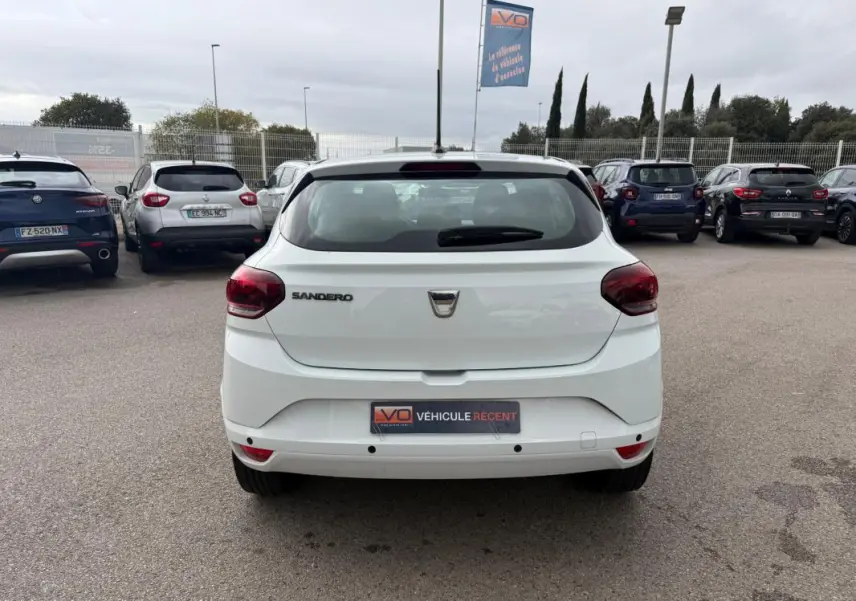Vue arrière d'une Dacia Sandero blanche 2021, avec feux rouges et logo au centre du hayon.