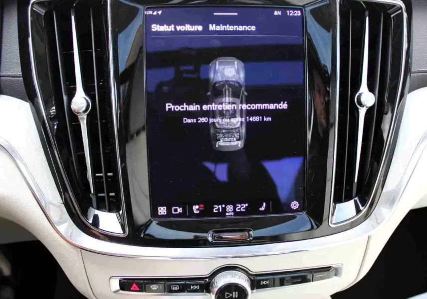 Écran tactile central affichant l'entretien recommandé dans l'habitacle clair d'une Volvo S60 T6 AWD 2024.