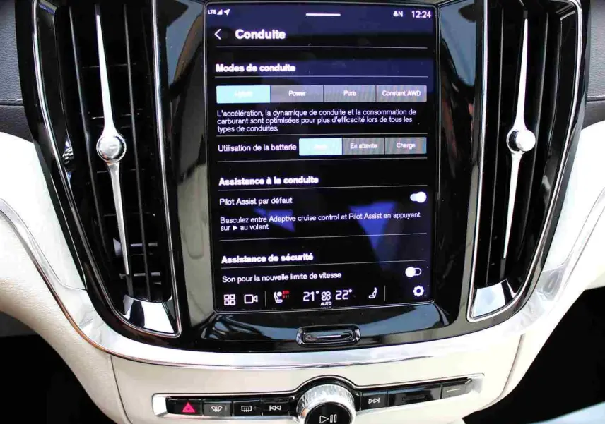 Écran tactile central du tableau de bord du Volvo S60 gris métal 2024, avec commandes de conduite et ventilation chrome.