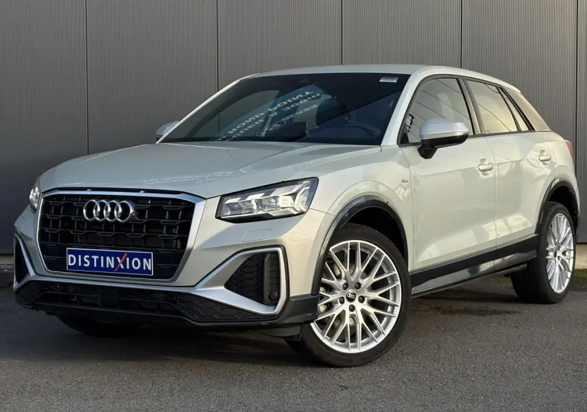 Audi Q2 35 TDI S-Line argent rosé en 3/4 avant droit, avec calandre noire et jantes alliage multibranches.