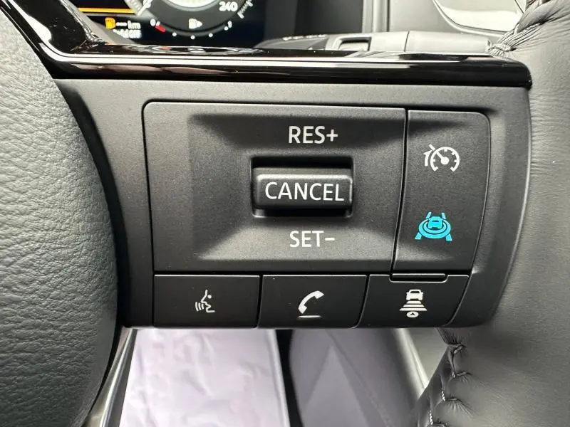 Gros plan sur les commandes au volant du Nissan Qashqai Hybrid e-POWER 2025, boutons de régulateur et aides à la conduite.