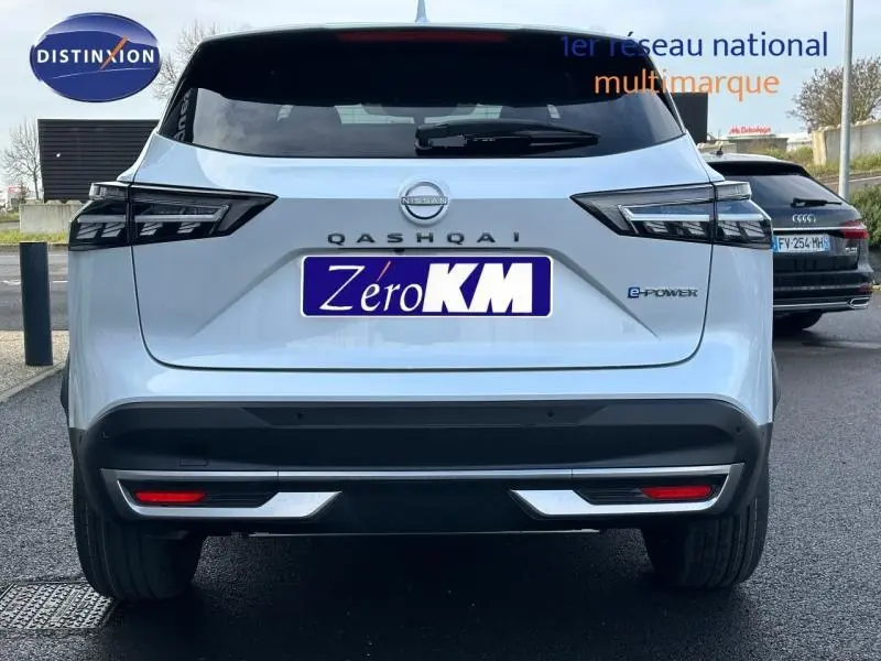 Vue arrière d'un Nissan Qashqai Hybrid e-POWER 205ch N-Connecta blanc nacré avec feux LED et logo e-POWER visible.