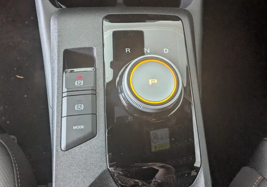 Vue rapprochée de la console centrale du MG3 2026 en gris Hampstead, avec sélecteur rotatif de boîte auto illuminé en mode parking.