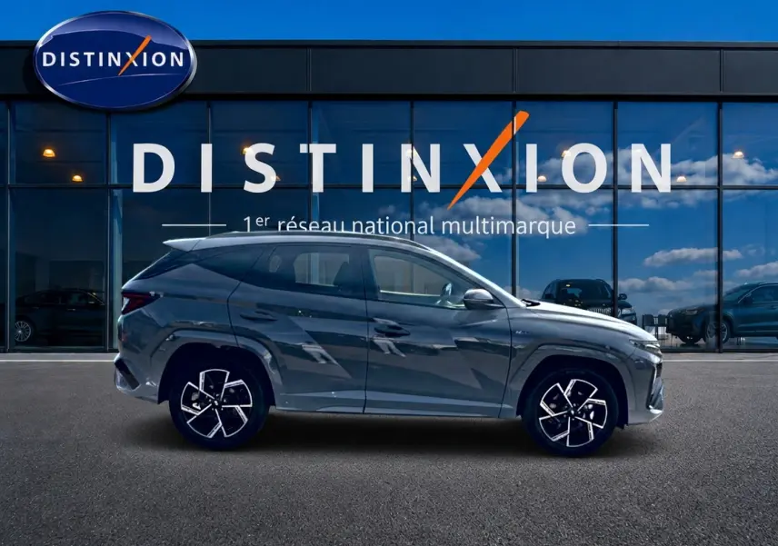 Vue latérale droite du Hyundai Tucson gris shadow 2026 avec jantes alliage et lignes dynamiques N Line.