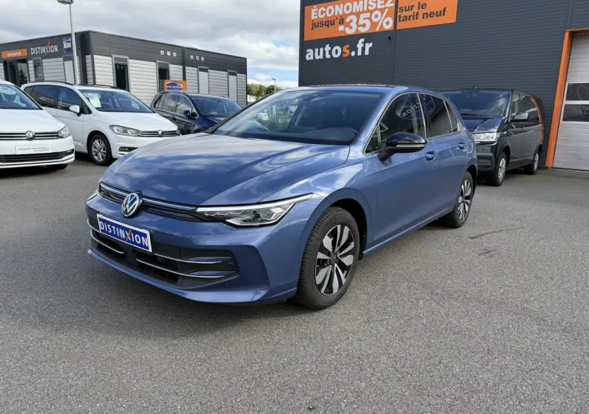 Volkswagen Golf 2024 bleu anémone métallisé vue 3/4 avant droit avec jantes alliage et vitres surteintées.
