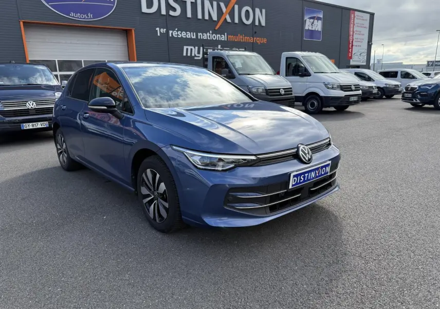 Volkswagen Golf 2.0 TDI 2024 bleu anémone métallisé vue 3/4 avant avec jantes alliage Zurich et calandre noire.