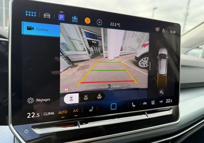 Écran tactile du système de recul affichant la caméra arrière de la Volkswagen Golf bleu anémone métallisée 2024.