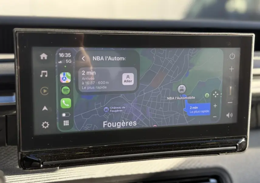 Écran tactile GPS 10,25'' du tableau de bord du Citroën C3 Aircross Hybrid 145, affichant navigation.