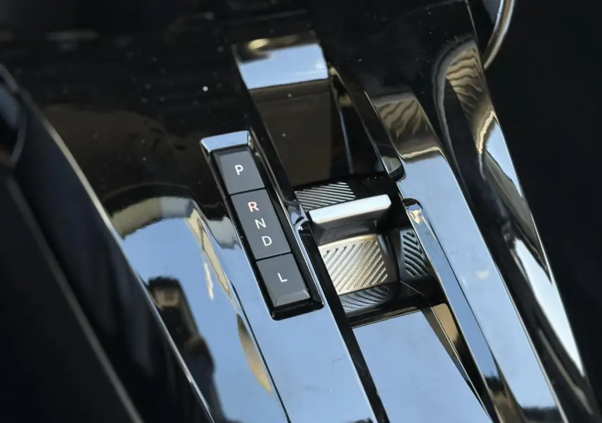 Gros plan sur la commande de boîte automatique noire brillante du Citroën C3 Aircross Hybrid 2025.