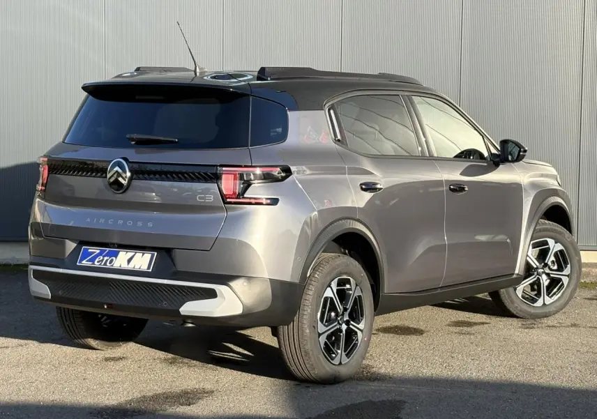 Vue 3/4 arrière droite du Citroën C3 Aircross gris Mercury avec toit noir et jantes alliage 17 pouces.