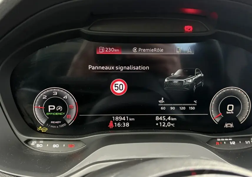 Vue rapprochée du tableau de bord numérique de l'Audi Q2 35 TDI S-Line, affichant la signalisation 50 km/h.