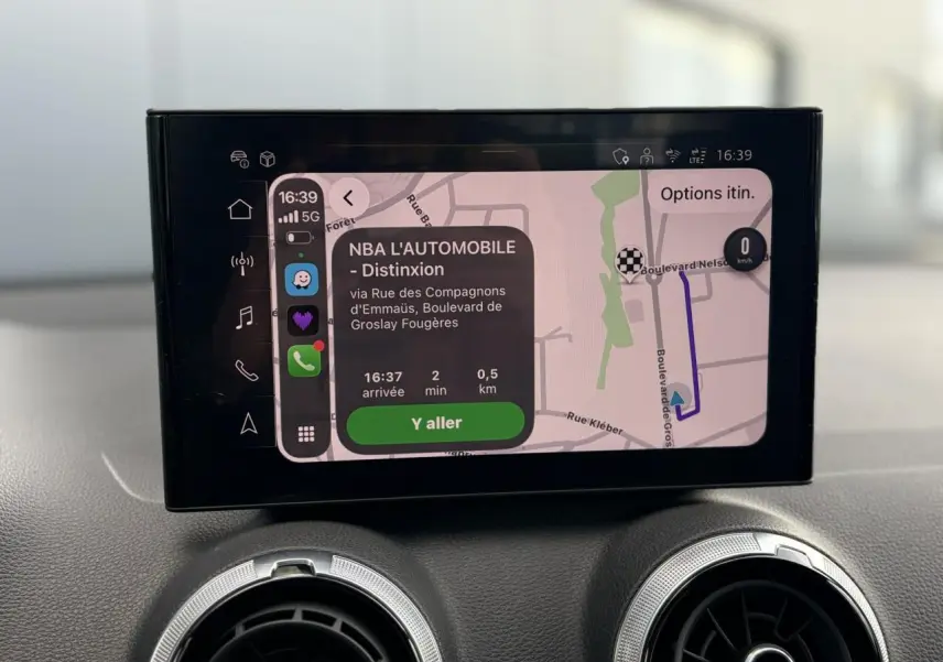 Écran central du système MMI navigation tactile affichant un itinéraire dans un Audi Q2 35 TDI rouge.