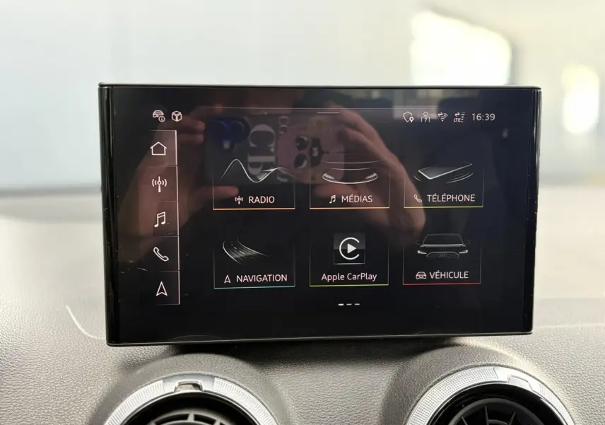 Écran tactile central de l'Audi Q2 35 TDI S-Line 2025 affichant les options multimédias et navigation.