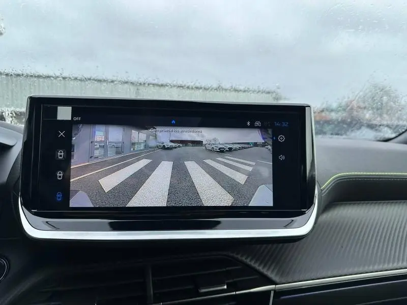 Affichage de la caméra de recul sur l'écran intérieur du Peugeot 2008 gris hybride 2025, vue frontale depuis l'habitacle.