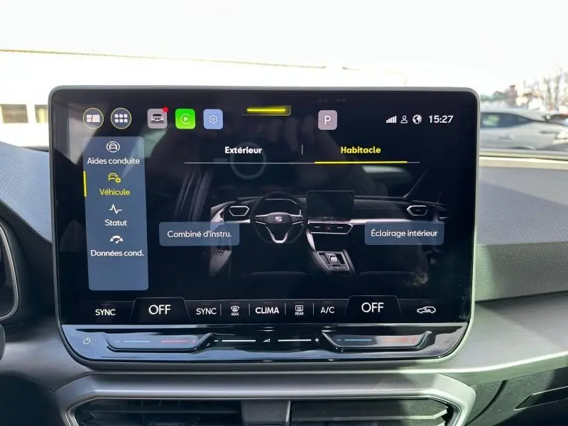 Écran tactile central du tableau de bord du SEAT LEON ST 2025 affichant les réglages du véhicule et de l'habitacle.