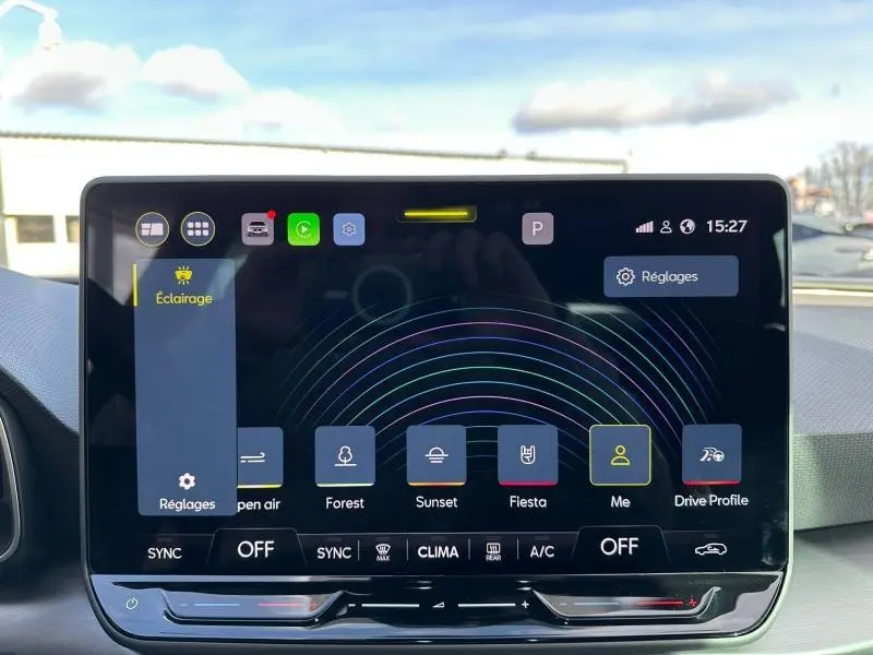 Écran tactile central du tableau de bord du SEAT LEON ST 2025 affichant les réglages d'éclairage et profils de conduite.