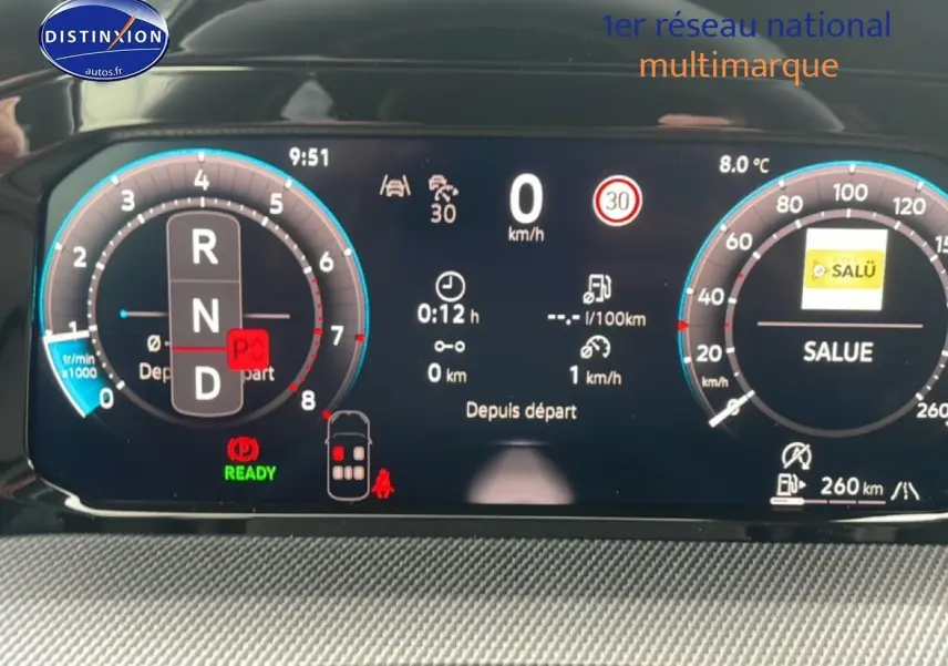 Tableau de bord numérique de Volkswagen Golf noir, affichant la vitesse à 0 km/h et la température extérieure à 8°C.