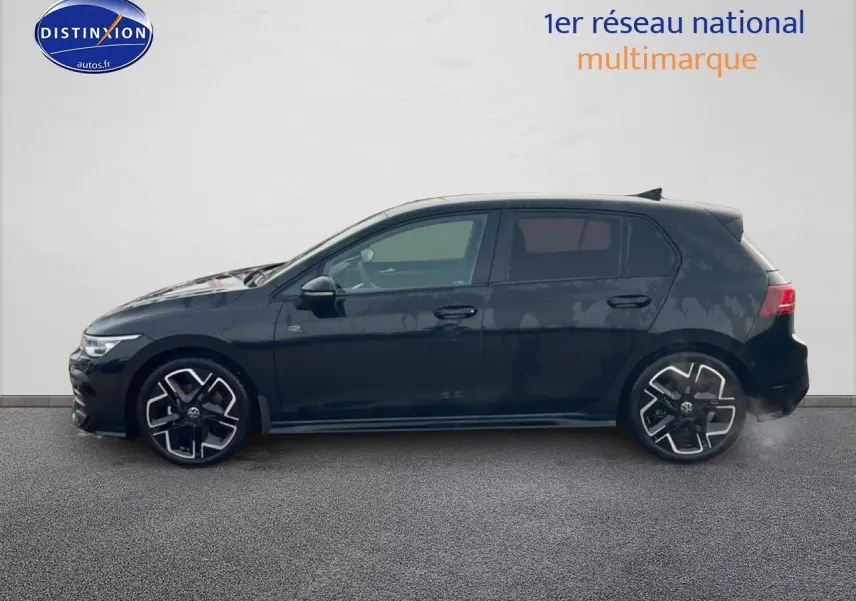 Vue latérale droite d'une Volkswagen Golf noire 2026 finition R-Line avec jantes alu distinctives.