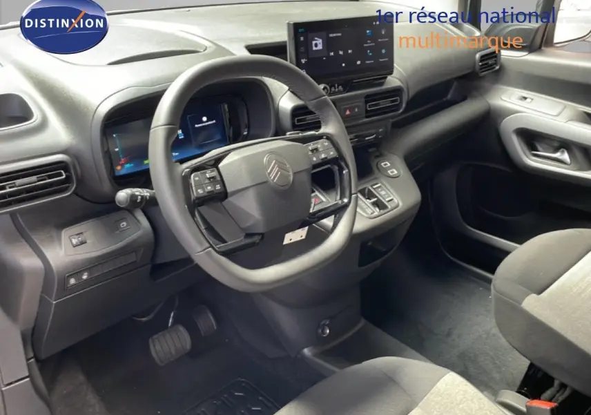 Vue intérieure côté conducteur du Citroën Berlingo 2026, tableau de bord moderne avec écran tactile et volant multifonctions.