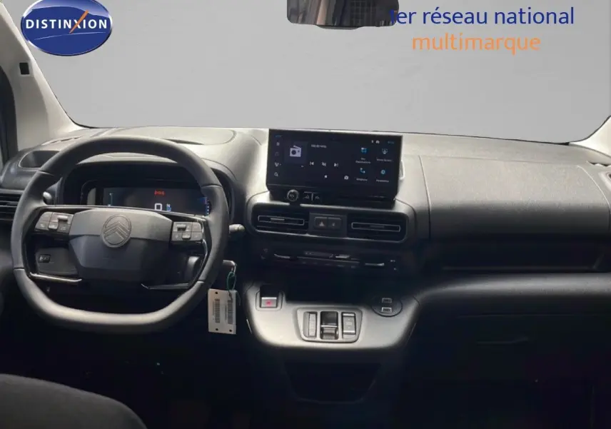 Vue intérieure du tableau de bord et volant noir du Citroën Berlingo MPV M 1.5 BlueHDi 130, avec écran tactile central.