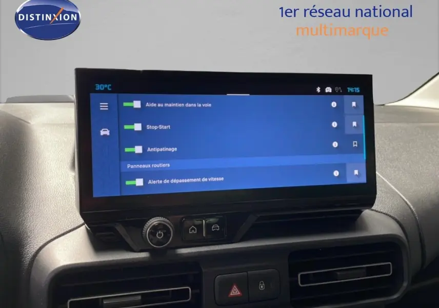 Écran tactile central affichant les aides à la conduite dans l’habitacle du Citroën Berlingo gris, vue de face.