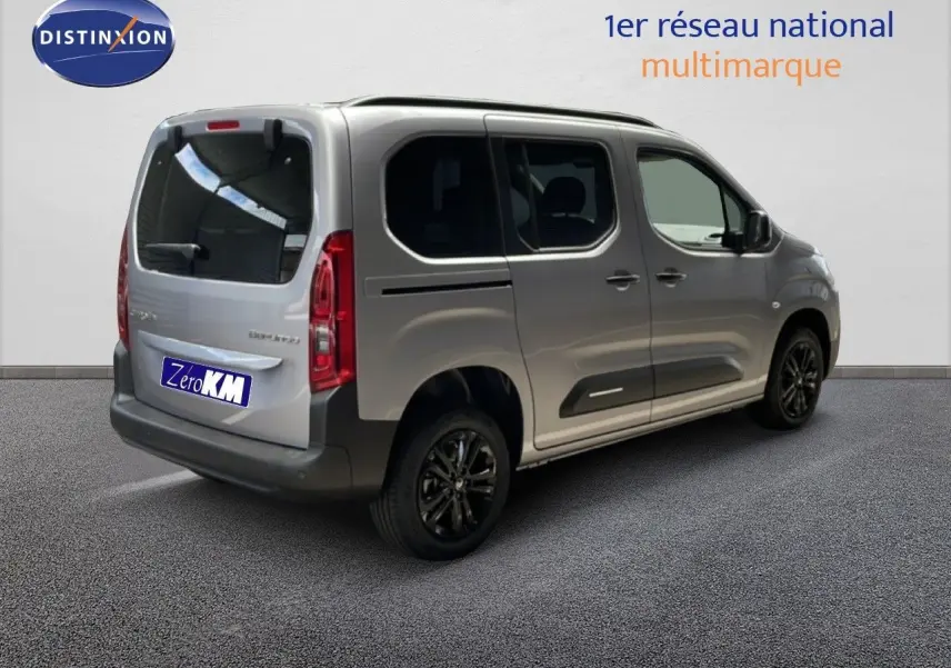 Vue 3/4 arrière droite d'un Citroën Berlingo gris Artense métallisé avec vitres teintées et jantes noires.
