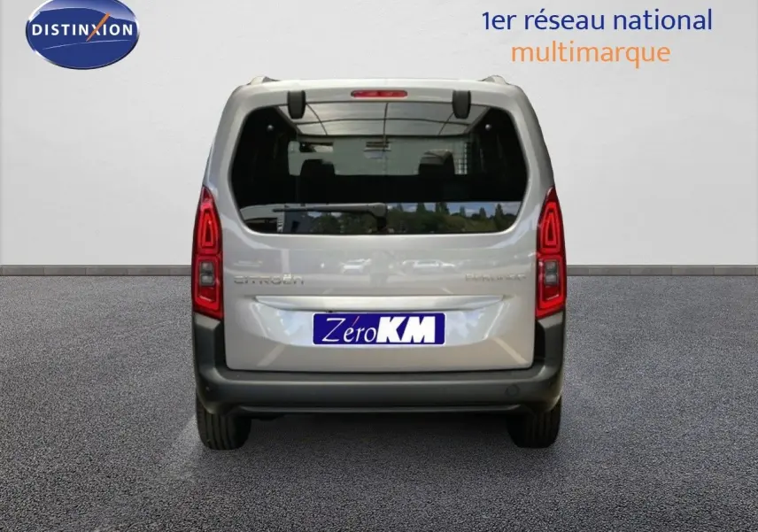 Vue arrière d'un Citroën Berlingo gris Artense Métal avec feux arrière LED et vitre arrière teintée.