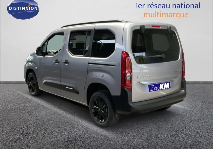 Vue 3/4 arrière droite du Citroën Berlingo gris Artense Métal avec jantes noires et vitres teintées.