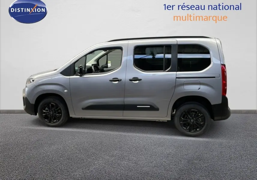Profil droit du Citroën Berlingo gris Artense métal avec jantes noires et vitres teintées, vue extérieure latérale.