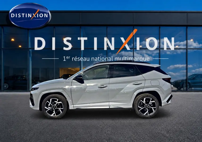 Hyundai Tucson 2026 gris shadow en profil côté gauche, avec jantes alliage et toit noir contrasté.