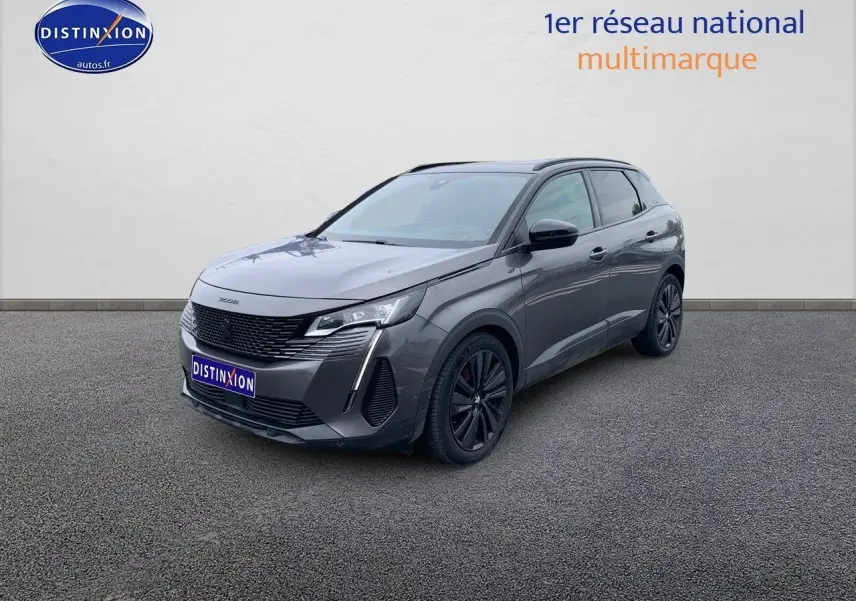 Peugeot 3008 gris platinium métal en 3/4 avant droit, avec calandre noire et jantes foncées distinctives.