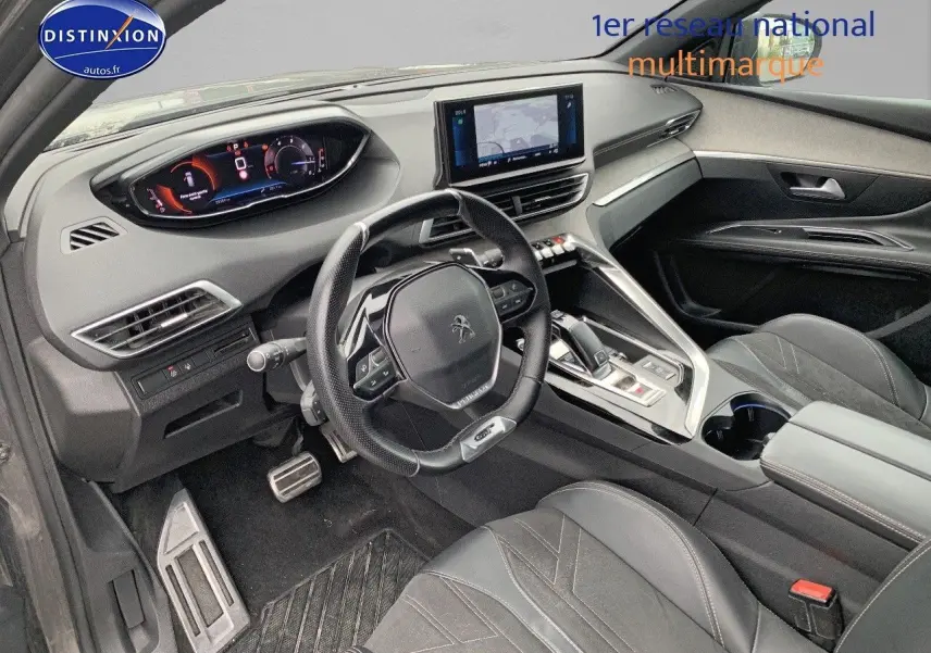 Intérieur Peugeot 3008 GT Black Pack 2021 vu côté conducteur, tableau de bord numérique et sellerie cuir noire.