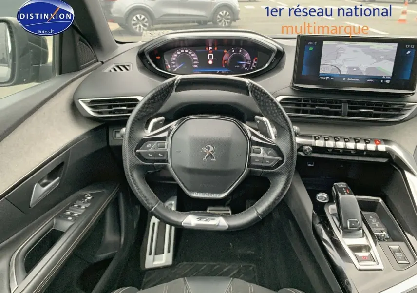 Vue intérieure centrée sur le volant compact et le tableau de bord numérique du Peugeot 3008 gris platinium 2021.