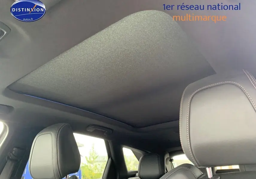 Toit panoramique fermé et sièges avant en cuir noir dans un Peugeot 3008 gris platinium, vue intérieure arrière.