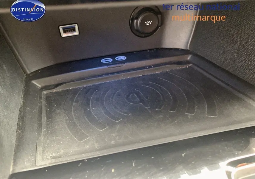 Gros plan sur la zone de recharge sans fil et prise 12V dans l'habitacle du Peugeot 3008 gris platinium 2021.