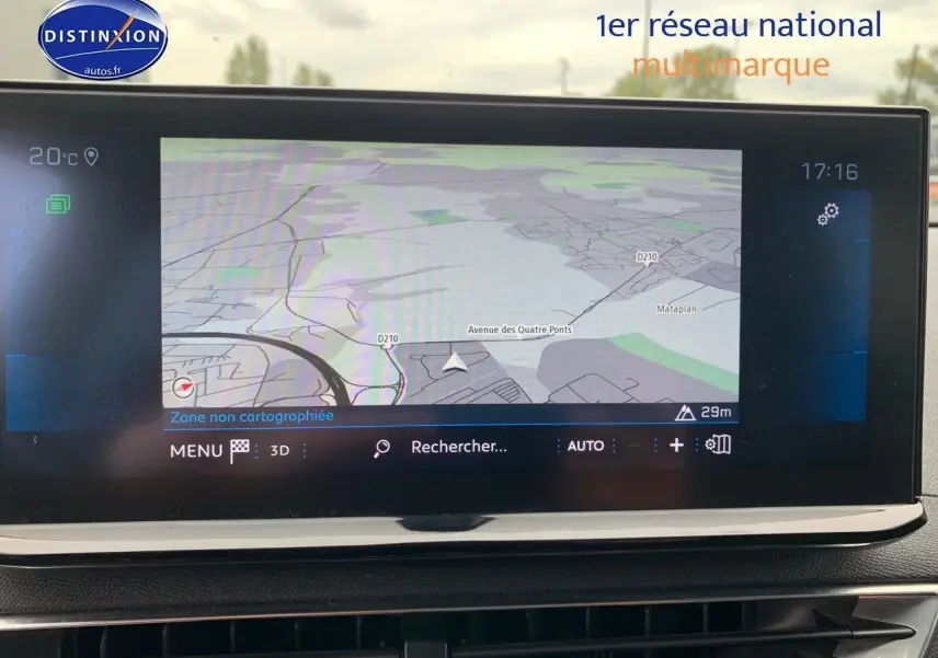 Écran tactile central du Peugeot 3008 GT Black Pack 2021 affichant la navigation avec carte en mode 3D.