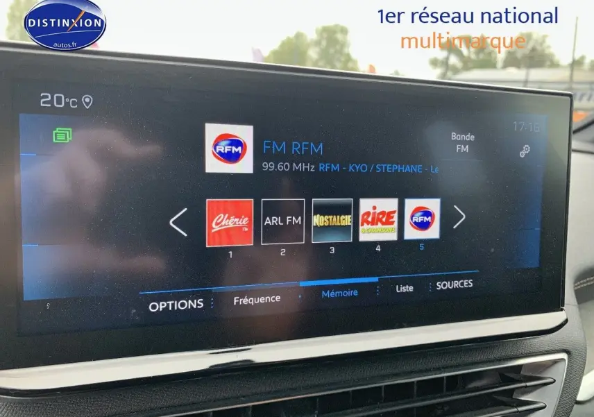 Écran tactile central affichant les stations radio dans l'habitacle du Peugeot 3008 gris platinium, vue intérieure rapprochée.