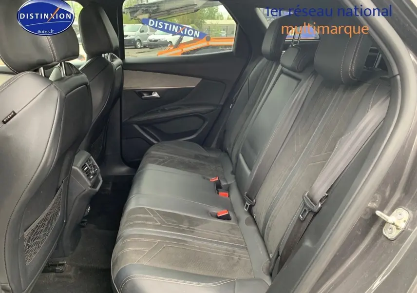 Vue intérieure côté droit des sièges arrière en cuir noir du Peugeot 3008 GT Black Pack gris platinium 2021.